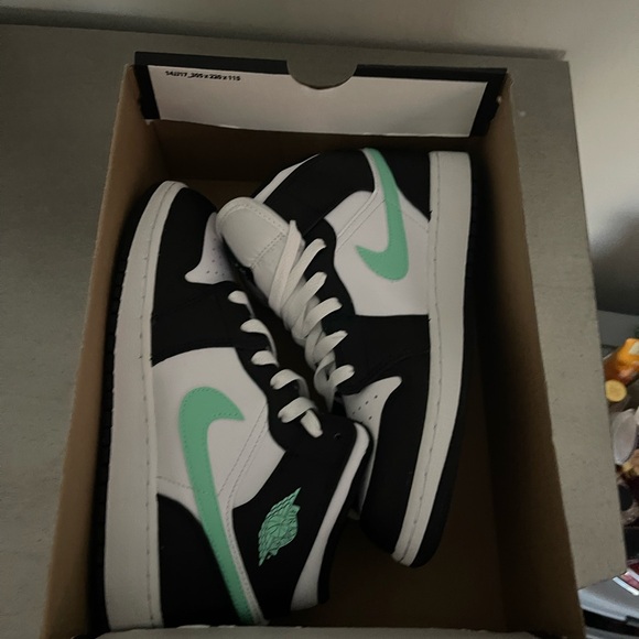 Nike new Jordan’s black white and mint green size 6.5 big kids also size 8 women - Picture 6 of 12